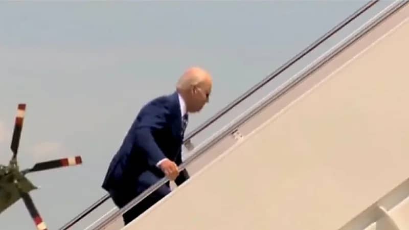 بالفيديو .. بايدن يتعرض لموقف محرج مرةً آخرى أثناء صعوده للطائرة