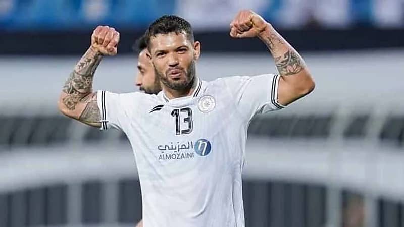 مهاجم الشباب يسافر إلى البرازيل