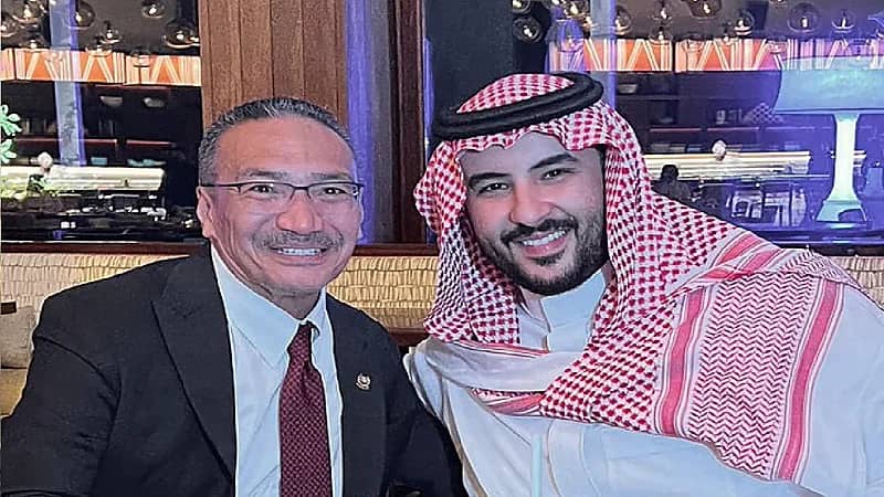 صورة ودية تجمع الأمير خالد بن سلمان ووزير الدفاع الماليزي على العشاء بجدة