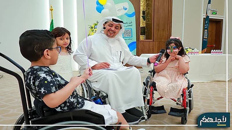 جمعية لأجلهم تعايد مستفيدها بالهدايا والفقرات الترفيهية .