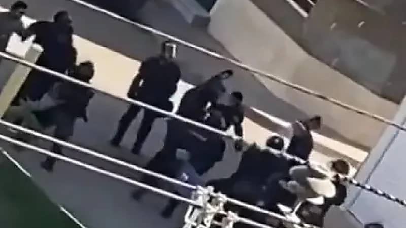 شاهد .. اعتداء وحشي باللكمات والركلات على طفل من قبل الأمن الإيراني