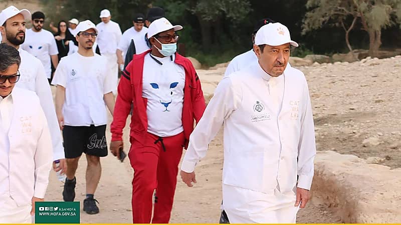 بالصور .. نائب وزير الخارجية يشارك في مسيرة كات ووك 2022