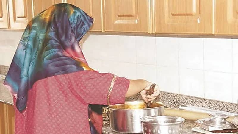 توضيح من الجوازات بشأن العمالة المنزلية ورسوم الإقامة