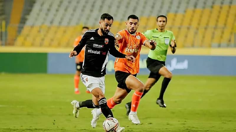 جماهير الأهلي المصري تنفجر غضباً من اللاعبين أثناء مباراة فاركو