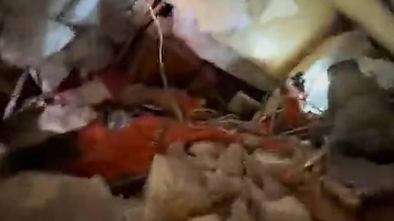 بالفيديو .. نفق طويل لإنقاذ رجل محاصر تحت أنقاض الزلزال بتركيا