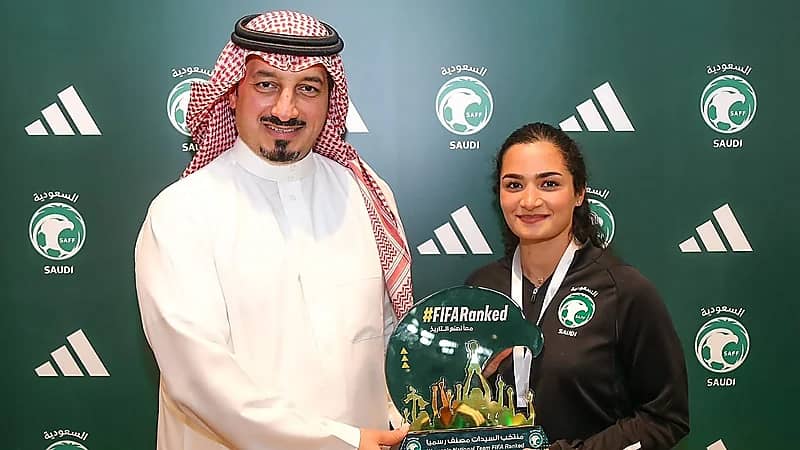 المسحل يكرم قائدة المنتخب الوطني للسيدات