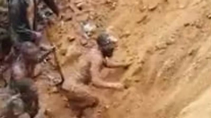 شاهد.. موقف بطولي من عامل أنقذ زملائه بعد انهيار منجم عليهم