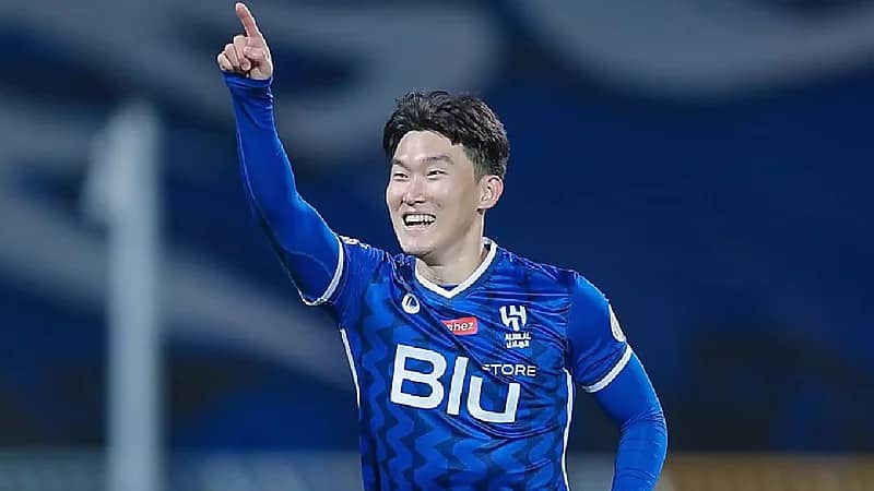 مشجع ياباني يجهز لوحة للاعب الهلال "جانغ" قبل مواجهة أوراوا