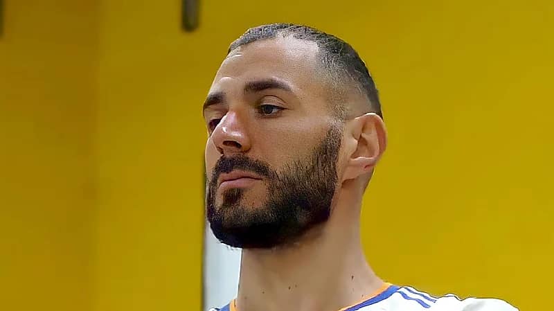 بنزيما في طريقه لإعلان قراره حول التعاقد مع الاتحاد