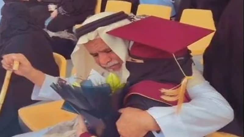 حضن مسن فرحة بتخرج ابنته يشعل التواصل.. فيديو