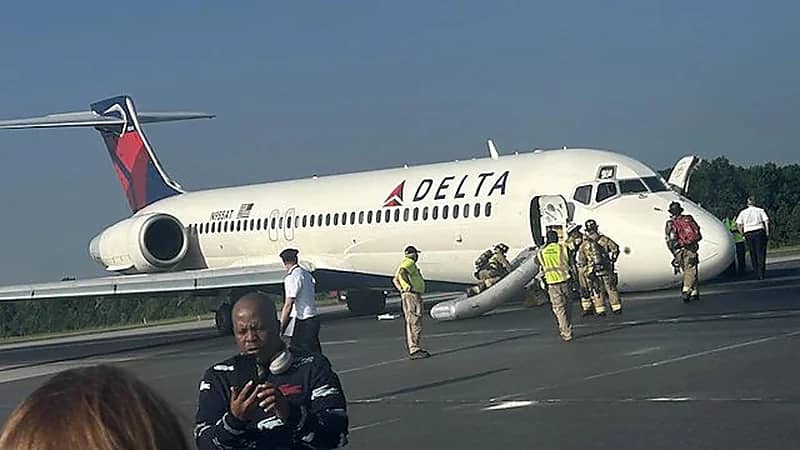 هبوط اضطراري لطائرة بدون العجلات الأمامية .. فيديو وصور