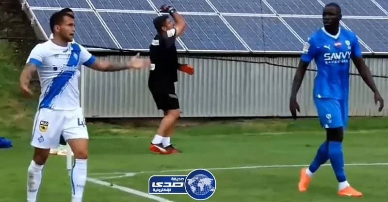 كوليبالي ينفعل على لاعب دينامو .. فيديو