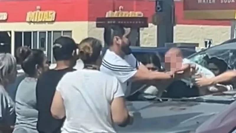 أب يكسر زجاج سيارته لإنقاذ طفله المحبوس داخلها