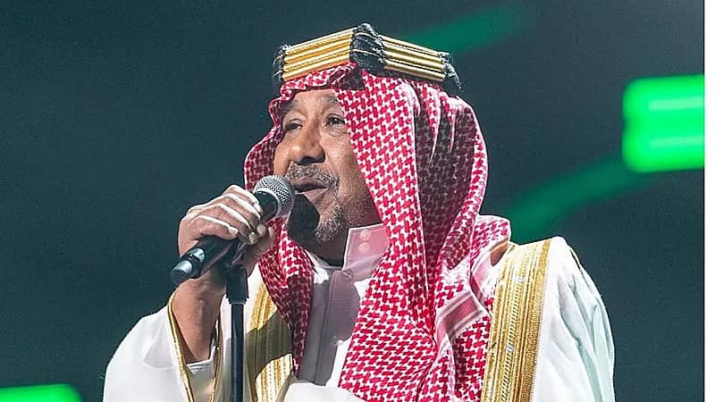 الشاب خالد يشعل حماس الجمهور مرتديا الزي السعودي .. فيديو