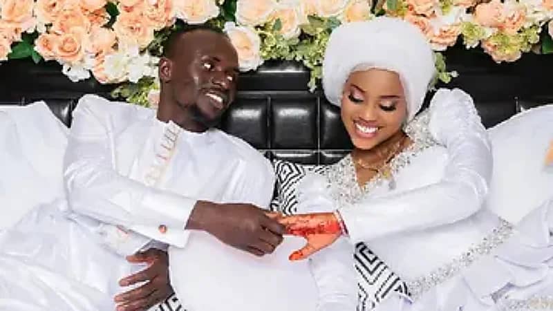 استقبال حاشد لزوجة ساديو ماني في مدرستها .. فيديو