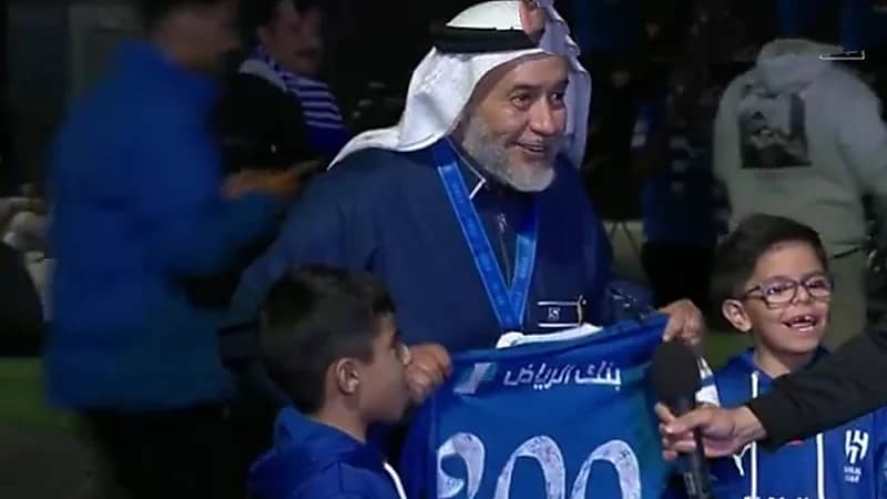مشجع هلالي : هذا التيشيرت رقم 200 التي أحضرها من تبوك للهلال .. فيديو