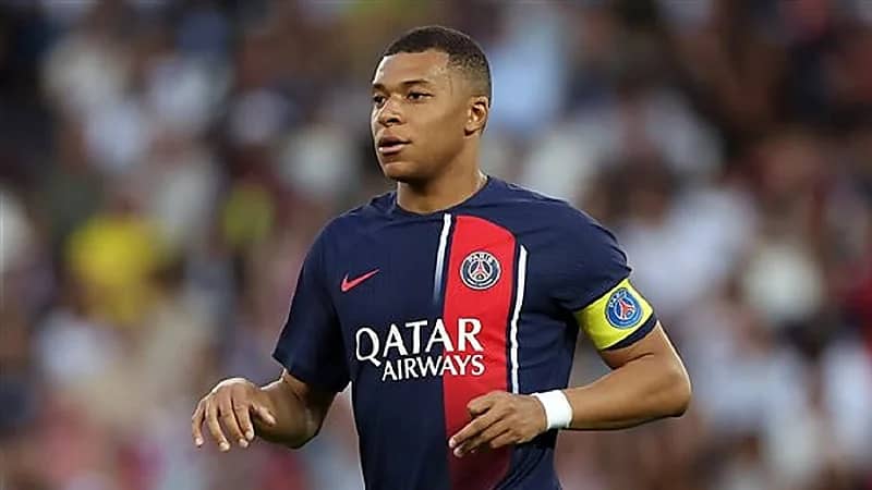 مغني فرنسي يهاجم نجم باريس سان جيرمان