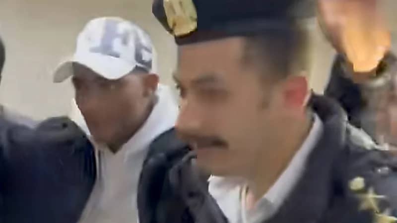 تجمهر عدد من الأشخاص حول محمد رمضان لحظة محاكمته .. فيديو