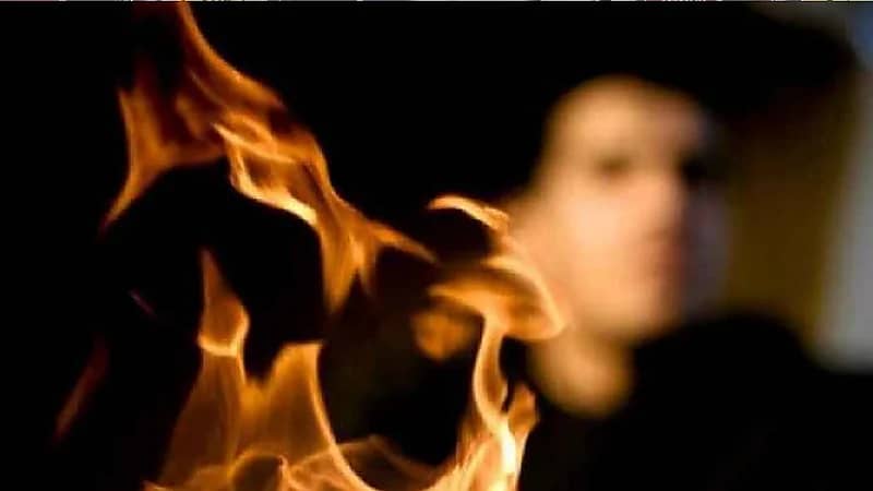 أب يحرق جسد طفلته بمعاونة زوجته الثانية