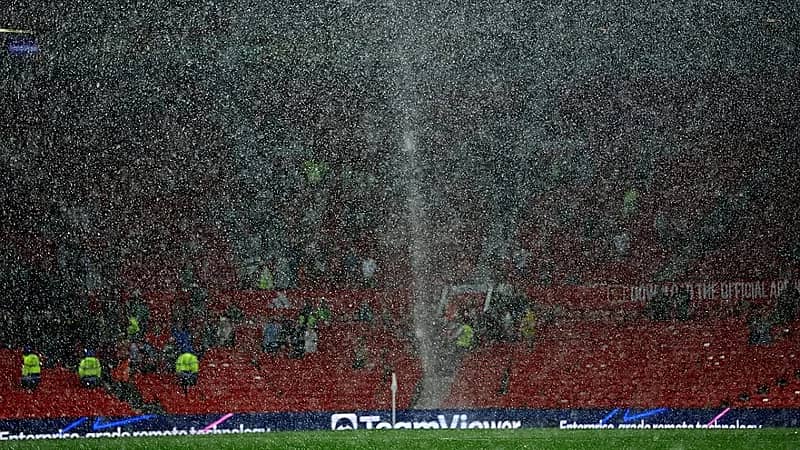 غرق أرضية ملعب أولد ترافورد خلال لقاء مانشستر يونايتد وآرسنال .. فيديو