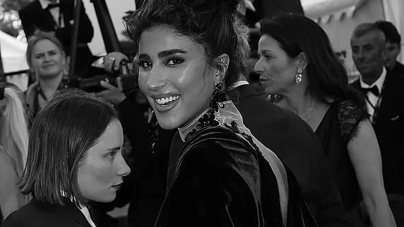 ليلي عبدالله تخطف الأنظار بإطلالة أنيقة في مهرجان كان السينمائي.. صور