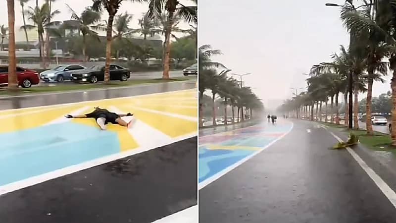 لحظة استمتاع عفوية لرجل في أحد شوارع جدة تحت الأمطار الغزيرة..فيديو