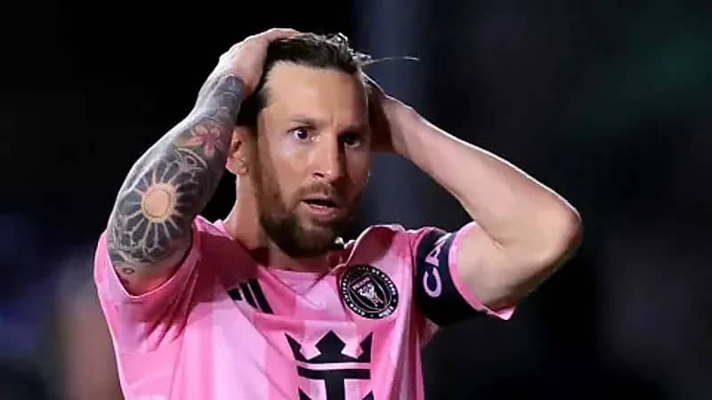 ميسي في ورطة بعد اعتدائه على الحكم .. فيديو