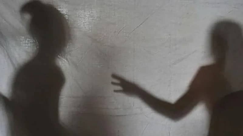 أب يعذب طفليه حتى الموت