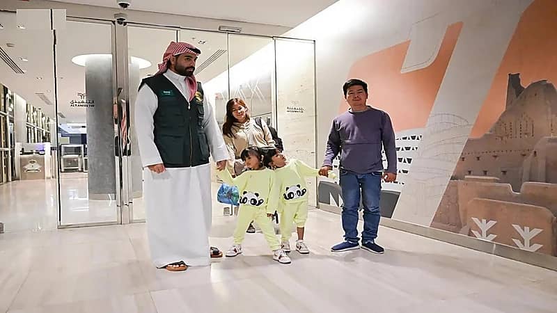 والد التوأم السيامي الفلبيني: ممتنون جدا للمملكة على مساعدتنا .. فيديو