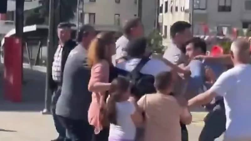 اعتداء عنيف على أب أمام أطفاله داخل قطار مرمراي في إسطنبول.. فيديو