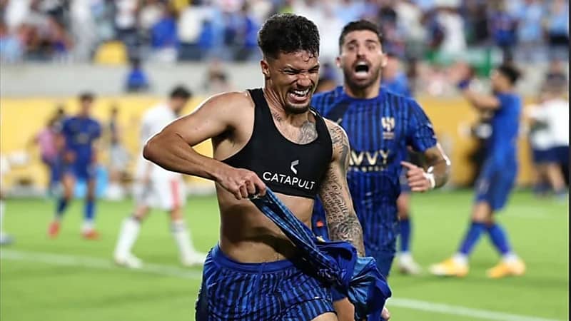 ليوناردو يقترب من القمة العالمية بعد تألقه بثنائية أمام السيتي