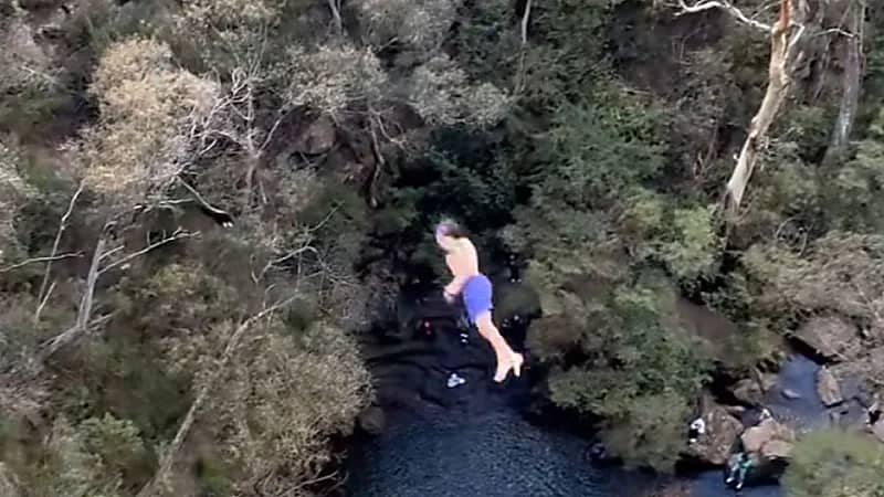 غواص يصارع الموت بعد قفزة مميتة لتحطيم رقم قياسي عالمي .. فيديو