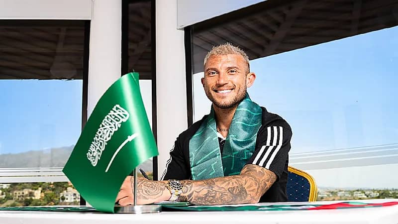 الاتفاق يوقع مع المدافع الدولي كالفو