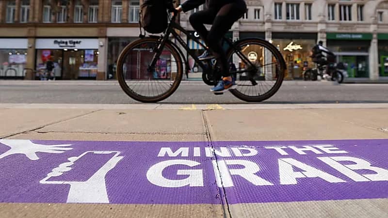 تحذيرات أرضية مبتكرة في لندن للتصدي لسرقات الجوالات