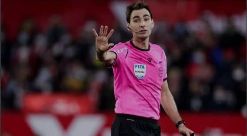 صافرة إسبانية تقود مباراة الأهلي والقادسية في السوبر