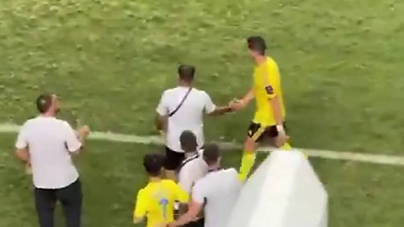 تحية جماهير النصر لرونالدو لحظة خروجه من الملعب.. فيديو