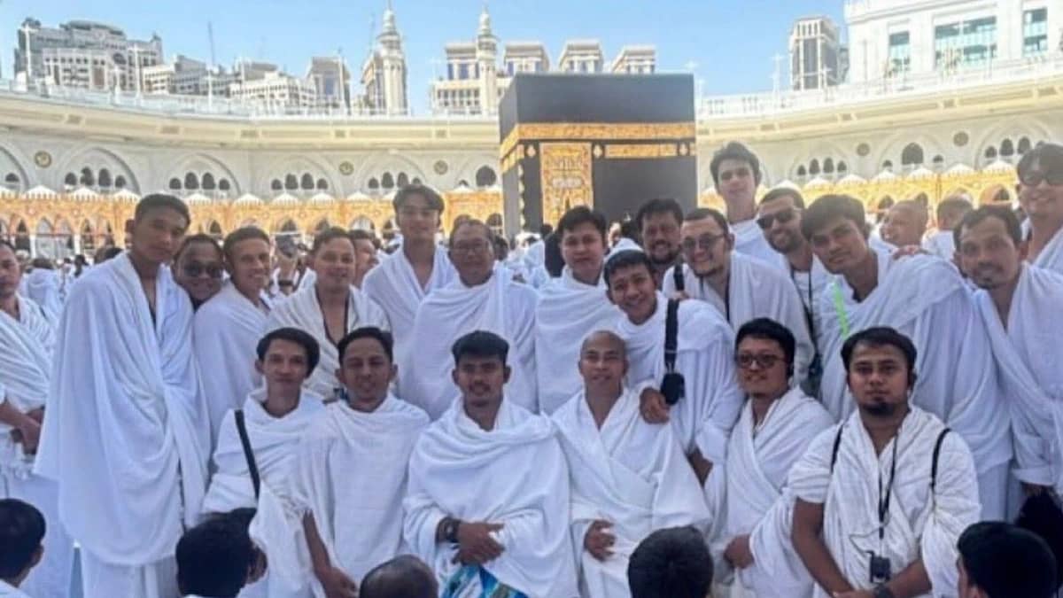 طاقم ولاعبو منتخب إندونيسيا يؤدون مناسك العمرة في أجواء روحانية