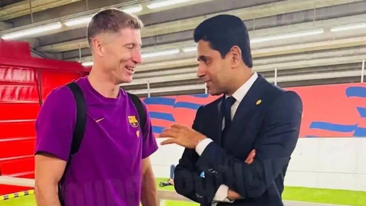 ليفاندوفسكي يلتقي ناصر الخليفي في ممرات الملعب بعد خسارة برشلونة أمام باريس