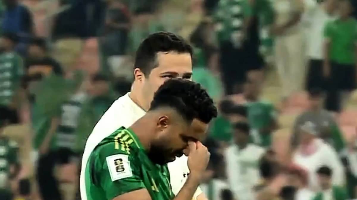 بكاء سالم الدوسري بعد التأهل .. فيديو