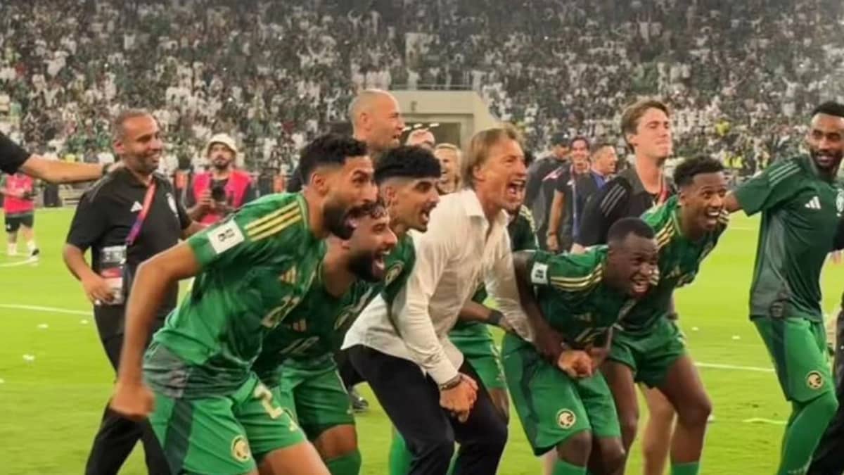 احتفال لاعبوا الأخضر مع رينارد بعد نهاية المباراة .. فيديو