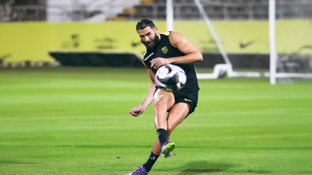 بنزيما يواصل تدريباته المنزلية لاسترجاع مستواه.. فيديو
