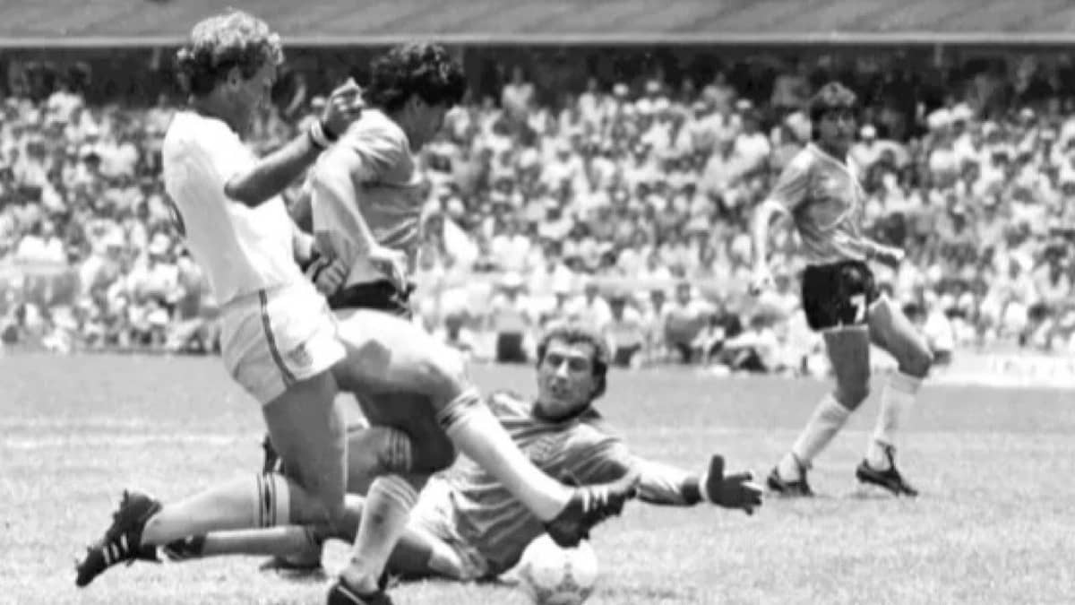 مصرف الأرجنتين يصدر قطعة نقدية احتفاءً بهدف مارادونا