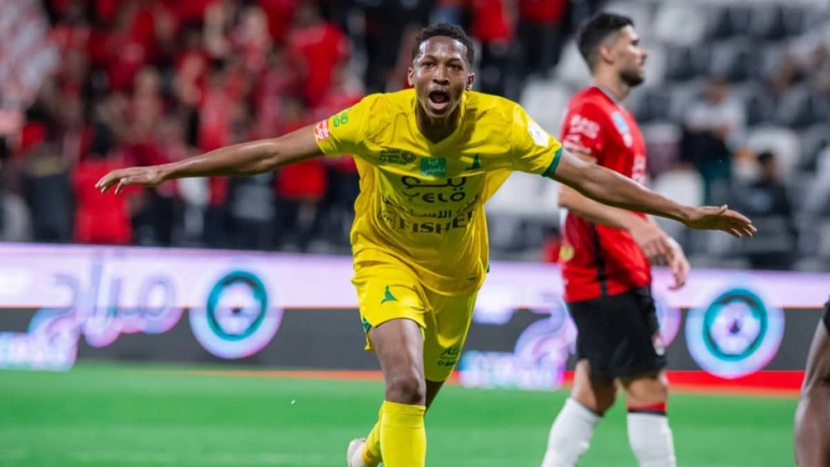 الهلال والاتحاد يبدآن مفاوضات لضم مراد هوساوي والخليج يتمسك بنجمه الشاب