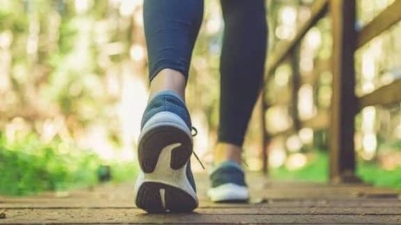 المشي المتواصل لـ15 دقيقة يوميًا يقلل خطر أمراض القلب