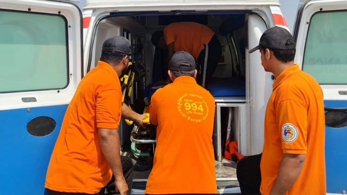 إنقاذ طفل من الغرق أثناء ممارسة السباحة بجازان