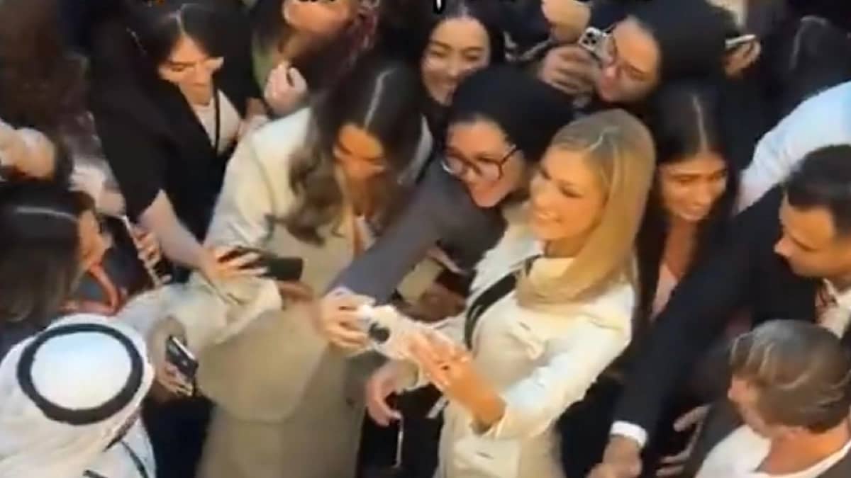 تجمهر كبير حول بيلا حديد في الكويت أثناء جولتها الترويجية لعطرها الجديد .. فيديو