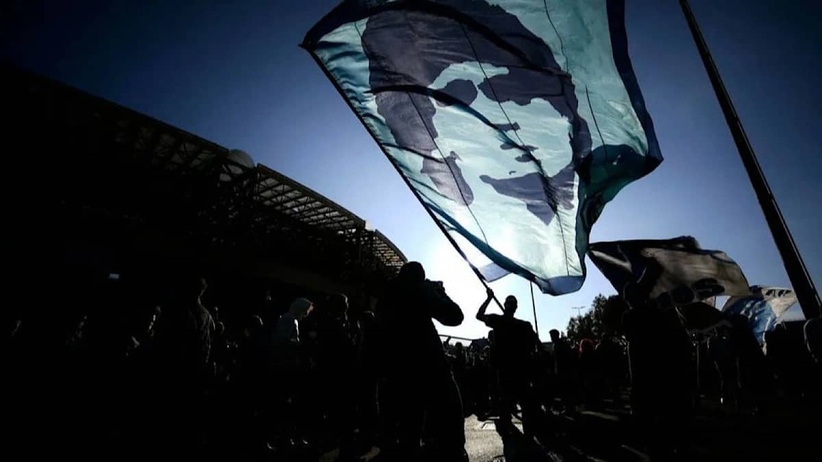 مشجعون يهتفون باسم مارادونا خلال مؤتمر دولي حول حياته