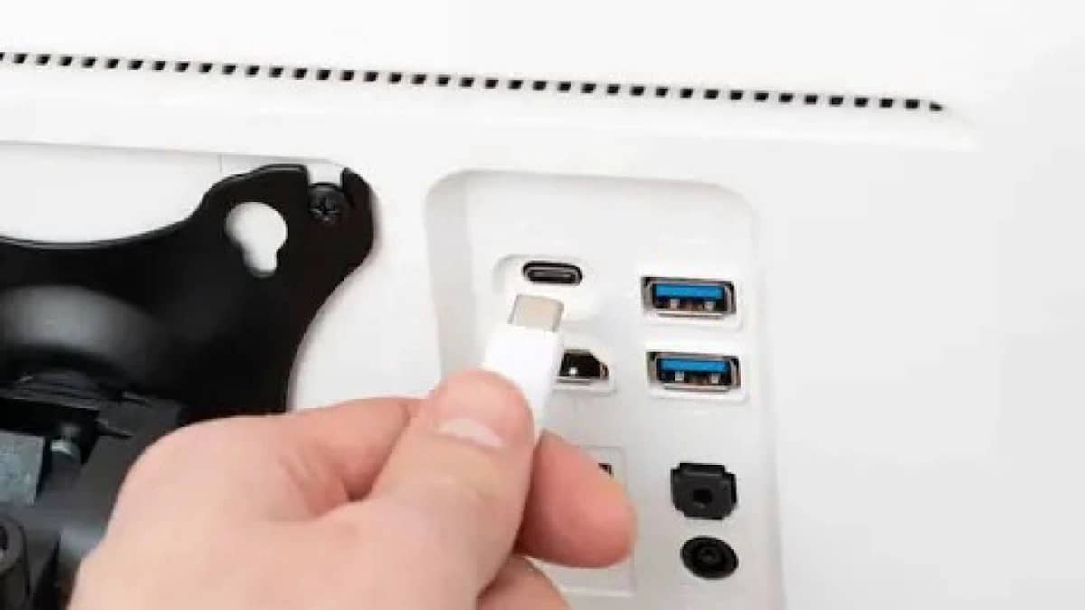 خبراء التقنية يحذرون: لا توصل أجهزتك مباشرة بمنافذ USB في الشاشة