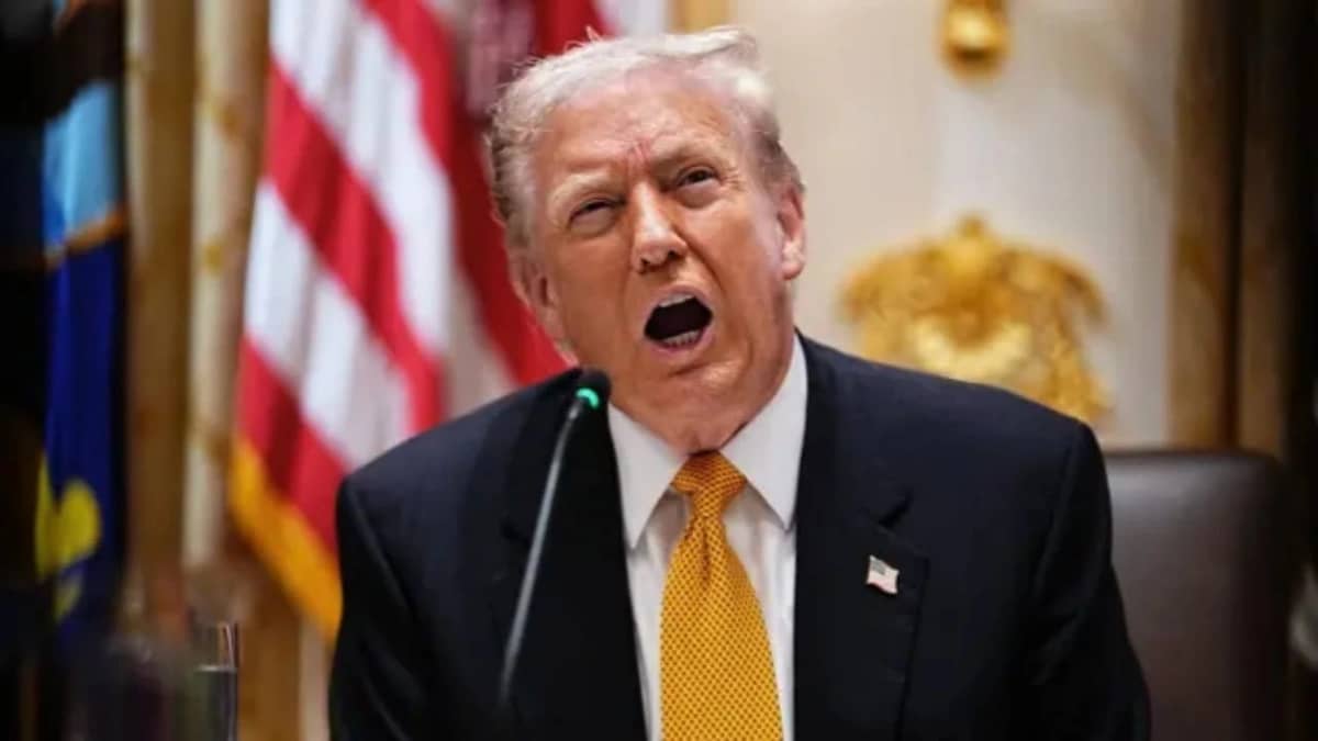 ترامب يهدد المراقبين الجويين الأمريكيين ويعد بمكافآت للملتزمين