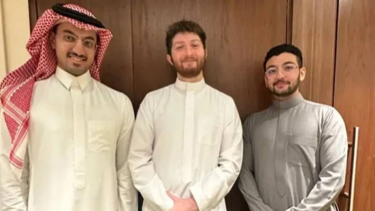 3 طلاب سعوديين إلى أكسفورد بعد فوزهم بمنحة رودس